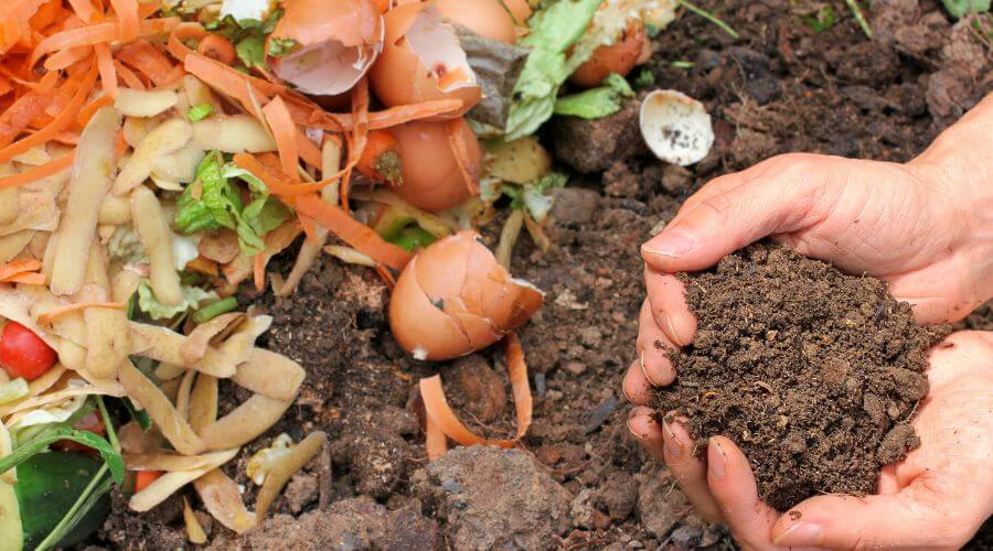 composteur obligatoire en 2024, photo d'une personne réalisant un compost