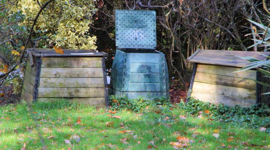 Photographie de plusieurs types de composteurs de jardin.