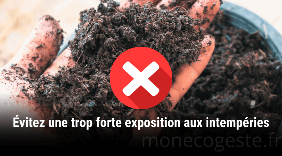 Composteur et odeur : Illustration d'un compost trop souvent exposé à la pluie, devenu trop humide, provoquant le développement de mauvaises odeurs par macération.