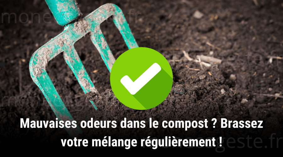 Montage photo illustrant l'usage du brassage manuel des matières dans un composteur, favorisant la décomposition et la colonisation des micro-organismes, afin de réduire les mauvaises odeurs dans le compost.